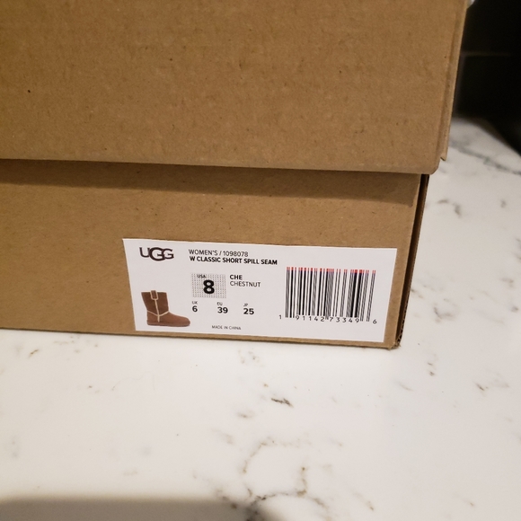 UGG Classic Short Spill Seam Boots - Picture 7 of 8